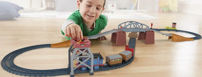 lifestyle image - motorised thomas - thomas and friends playset